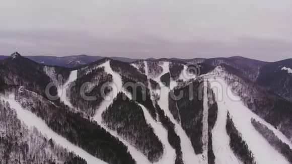 高山滑雪场鸟瞰图视频的预览图