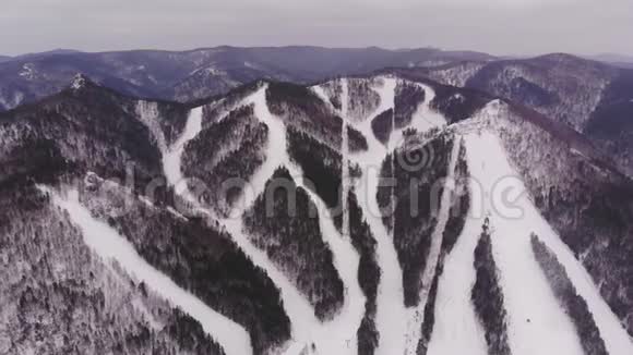 高山滑雪场鸟瞰图视频的预览图