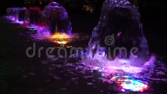 喷水池让色彩变光视频的预览图
