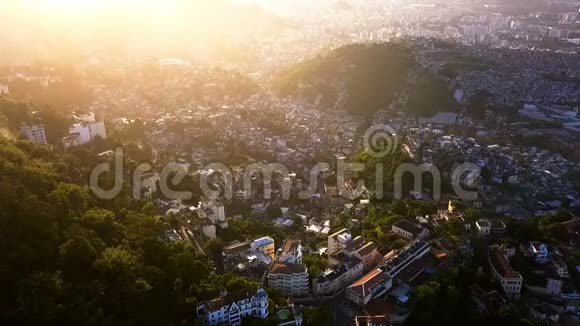 巴西里约热内卢城市空中录像小山上可怜的贫民窟房子的狭窄街道美丽美丽视频的预览图