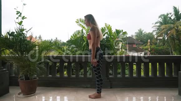 年轻女子在户外做瑜伽练习和伸展运动视频的预览图