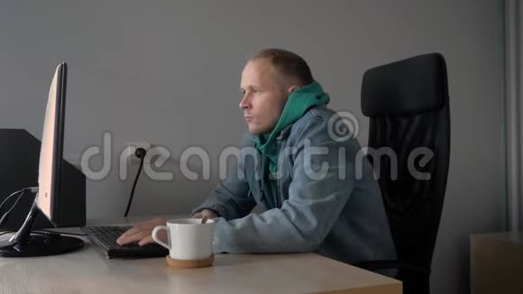 一个人在办公室的工作场所结冰戴着帽子4k视频的预览图