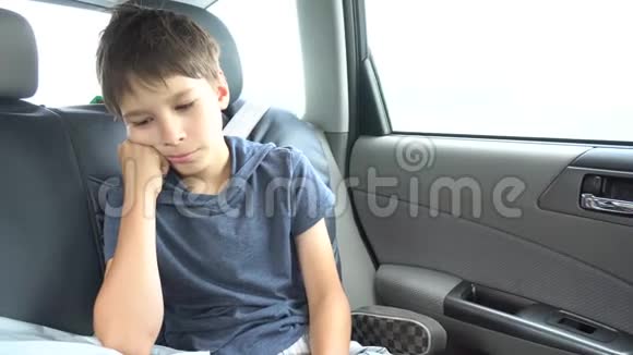 父母吵架后伤心的男孩坐在车里4公里视频的预览图