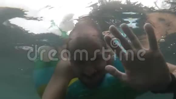微笑男人的水下肖像在游泳池里玩的人暑假概念塞尔菲视频的预览图