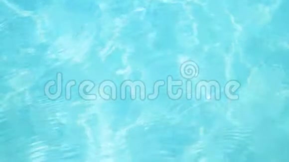 蓝色和明亮的海水带着阳光反射视频的预览图