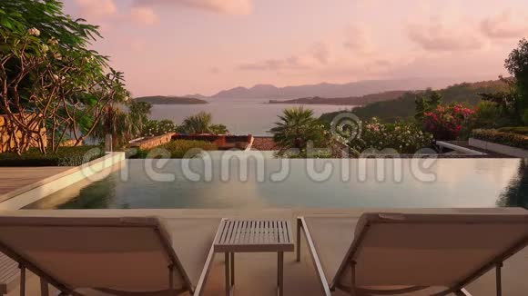 豪华露台上两张日光浴床可循环拍摄的海景照片视频的预览图