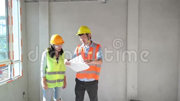 两名建筑工程师合作进行侧楼规划以进行翻修视频的预览图