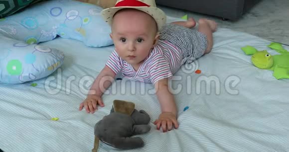可爱的5个月大的婴儿与他的草帽在游戏垫视频的预览图
