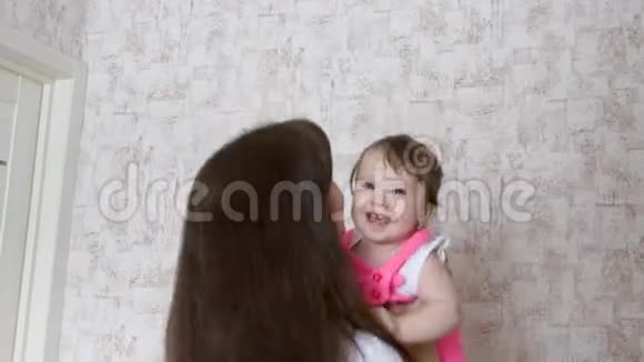 婴儿坐在母亲的怀里围绕着他视频的预览图