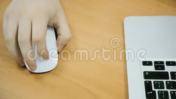 上面女人用电脑工作白色键盘和鼠标视频的预览图