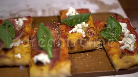 带有奶酪和罗勒乡村餐的方形长方形披萨视频的预览图
