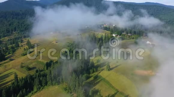 早晨的山村被云层覆盖空中全景视频的预览图