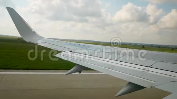 飞机从机场起飞透过飞机窗户观看视频的预览图