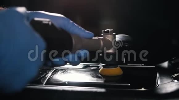 汽车服务用清洁剂清洗汽车面板的过程视频的预览图