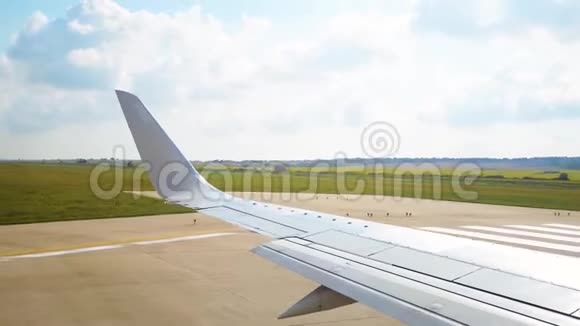 飞机从机场起飞透过飞机窗户观看视频的预览图