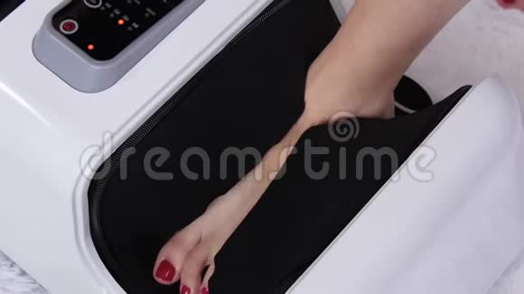 少妇的脚靠近女人用电子压缩按摩器按摩健康和视频的预览图