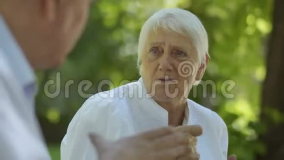 老聋哑的女人和她的聋哑丈夫牵手交谈视频的预览图