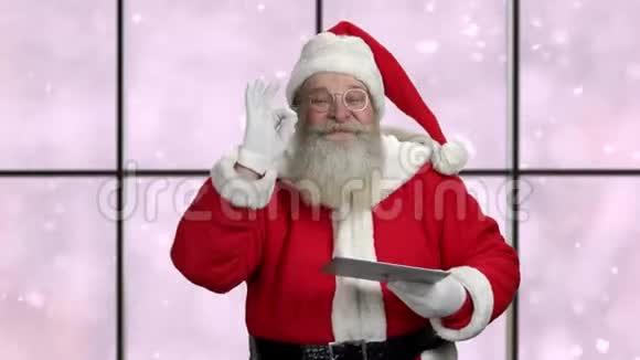 圣诞老人与数字平板显示OK标志视频的预览图