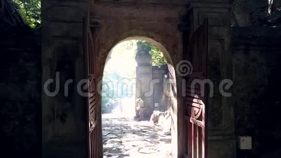 摄像机从暗石拱门上移除了岩石墙视频的预览图