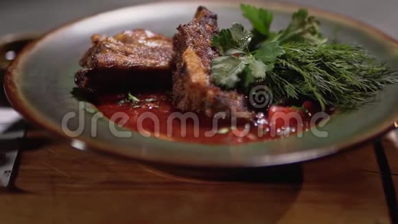 美味的红胸肉和新鲜的绿色迪尔和昆苏在深盘接近视频的预览图