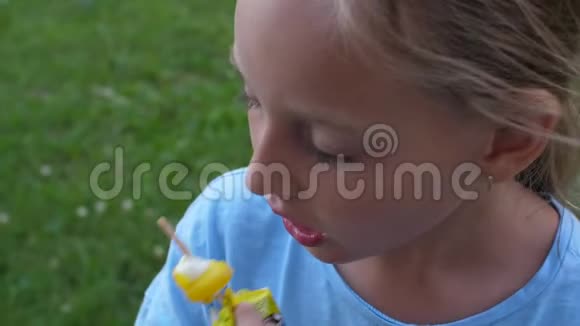 面对少女吃水果冰淇淋户外近距离视频的预览图