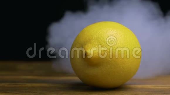 农场新鲜柠檬在桌子上烟雾或蒸汽从后面缓慢地吹关闭视频的预览图