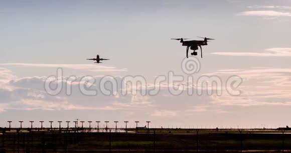 一架无人驾驶飞机在机场附近飞行的动画背景是一架飞机起飞背景是一个无人驾驶飞机的标志视频的预览图
