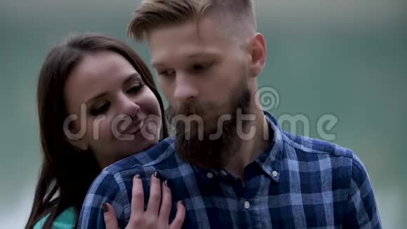 爱的妻子拥抱丈夫的肩膀站在背后温柔的手指抚摸视频的预览图
