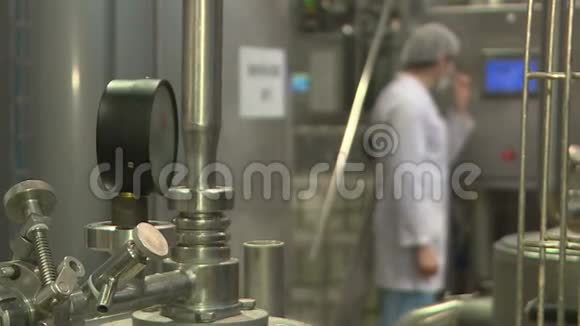 乳品厂的男性生产工程师生产工业和人民的概念视频的预览图