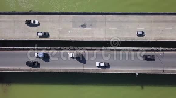 泰国热带绿色河流上空沿桥移动的空中环形交通摄影视频的预览图
