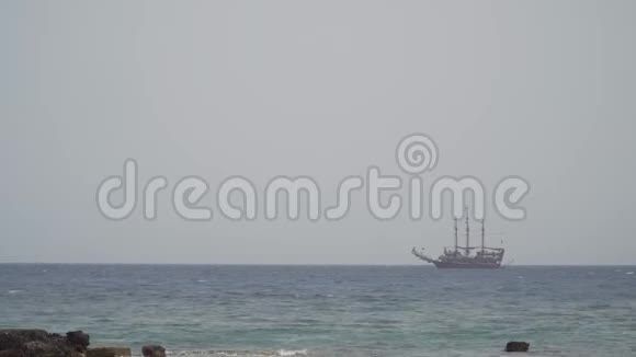 一艘大海中的大船在波浪上航行视频的预览图