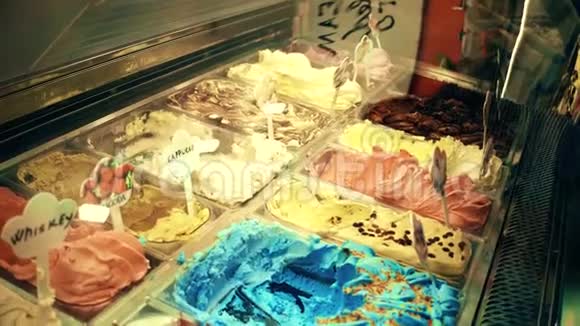 在旅游场所展示五颜六色的冰淇淋视频的预览图