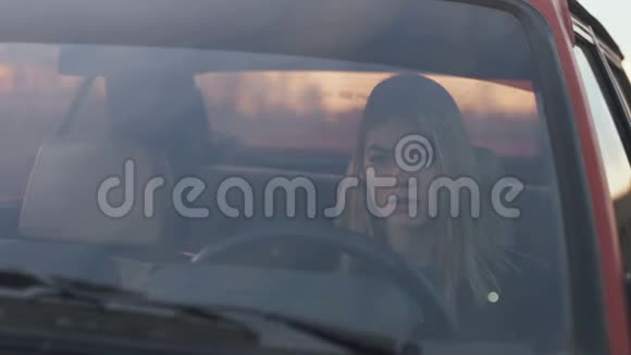 女孩伸出手坐在车里忧郁视频的预览图
