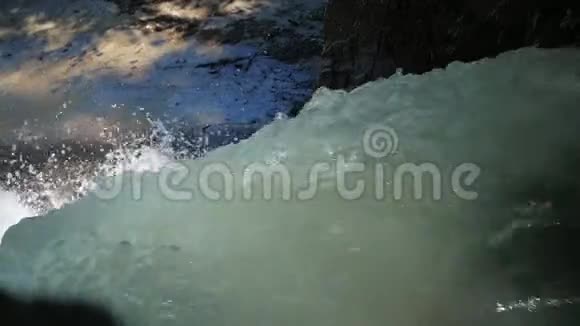 强大的水流视频的预览图
