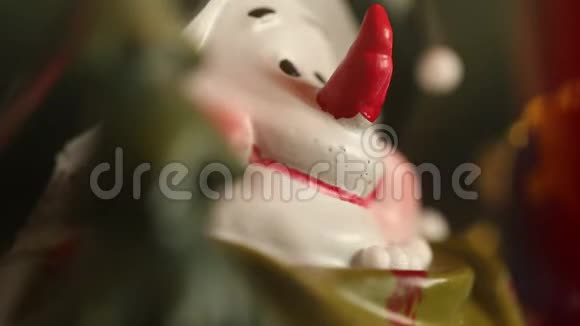 人造雪落在雪人玩具上视频的预览图