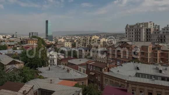 第比利斯城市格鲁吉亚有许多瓦屋顶和现代建筑摩天大楼视频的预览图