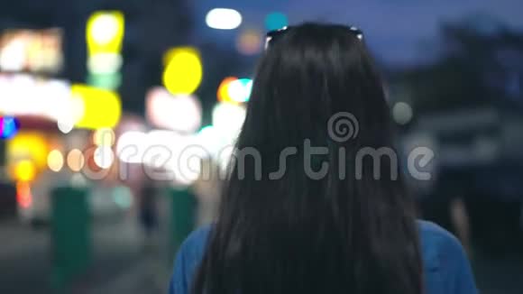 在夜城散步的年轻女子反观概念视频的预览图