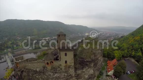 绕着中世纪城堡城市大坝河上的老堡垒飞行视频的预览图
