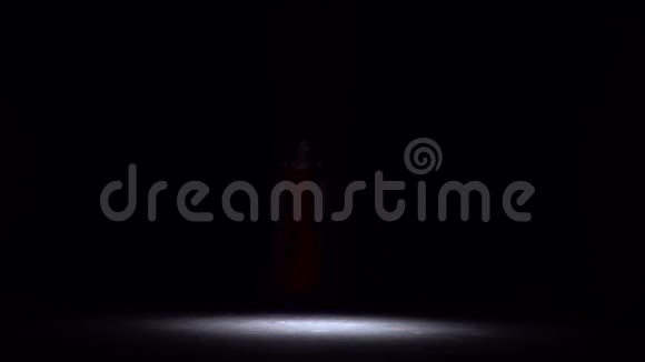 穿红色舞蹈的女孩弗拉门戈黑色背景剪影视频的预览图