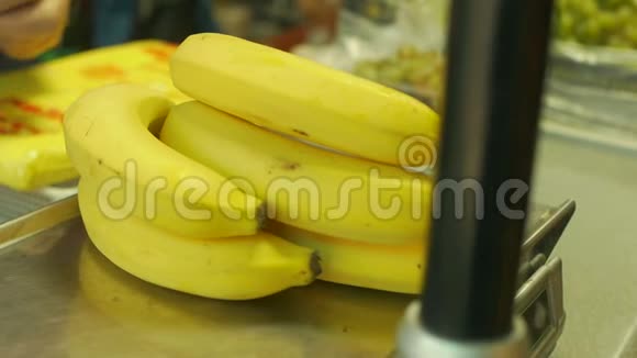成熟的新鲜卡文迪什香蕉在商店或标志店的天平上视频的预览图