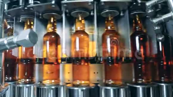 旋转运输工具重新定位装满啤酒的瓶子视频的预览图