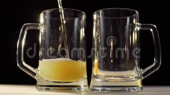 两个啤酒杯在黑色背景上倒入泡沫金色的淡啤酒和朋友一起喝啤酒两个人喝饮料视频的预览图