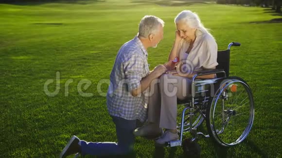 上了年纪的男人在轮椅上求婚视频的预览图