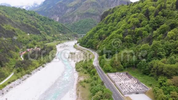 飞越山岭蜿蜒公路靠近山涧视频的预览图