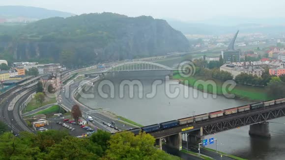 工业城时间流逝火车交通山雾视频的预览图