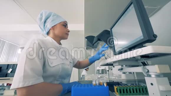 一名妇女在现代实验室医疗设备中工作动作缓慢视频的预览图