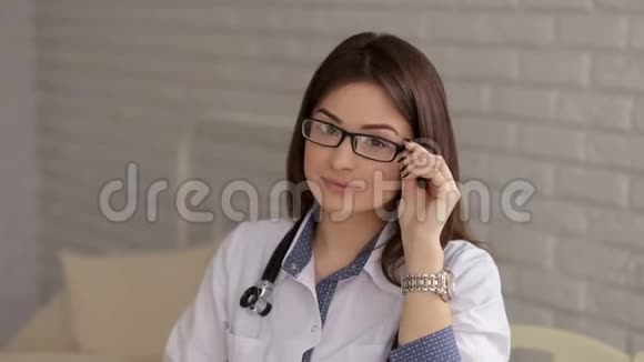 一位年轻成功的女医生戴眼镜的肖像视频的预览图