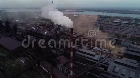 在化工厂冒着红白相间的烟视频的预览图