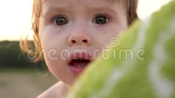 小婴儿哭泣尖叫流泪视频的预览图