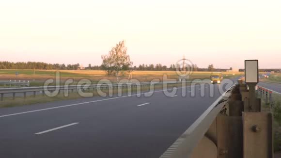 现代货车在日落的背景下运输货物卡车司机的概念视频的预览图